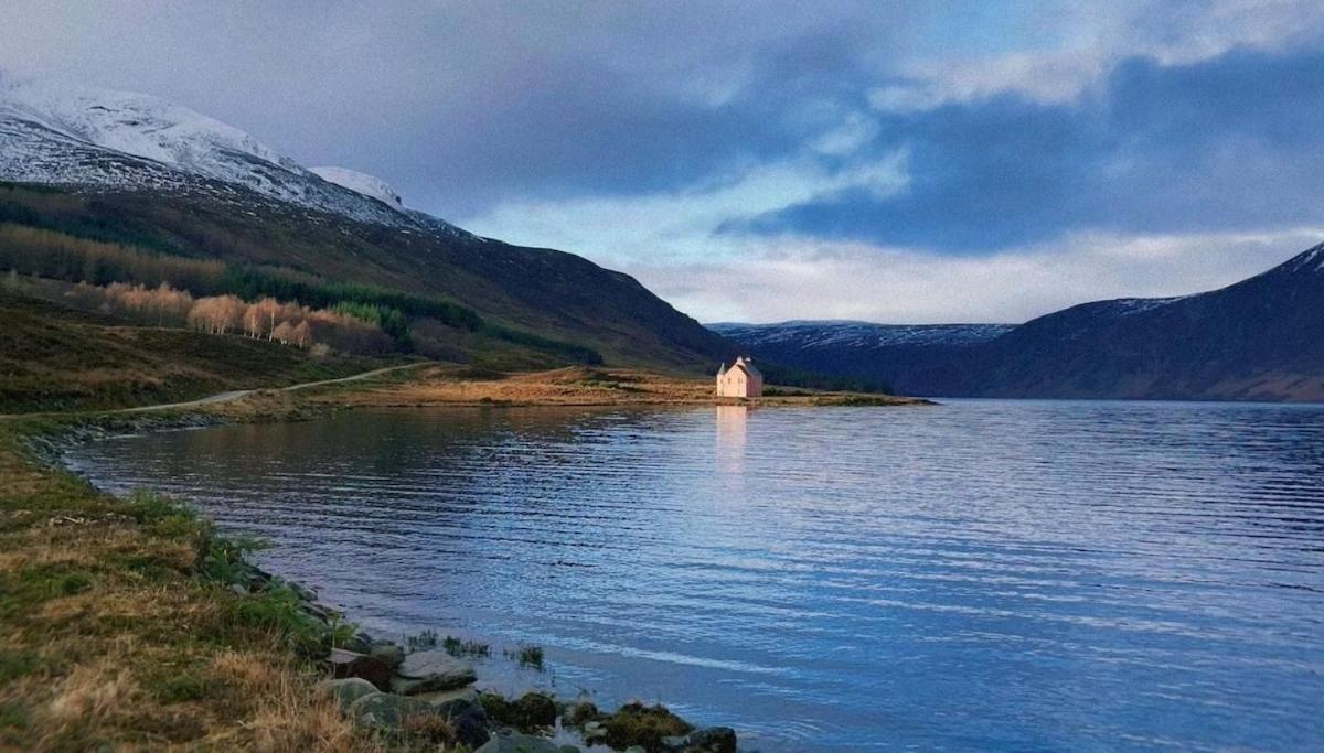 River Retreat - Riverside Apartment in Inverness City Centre