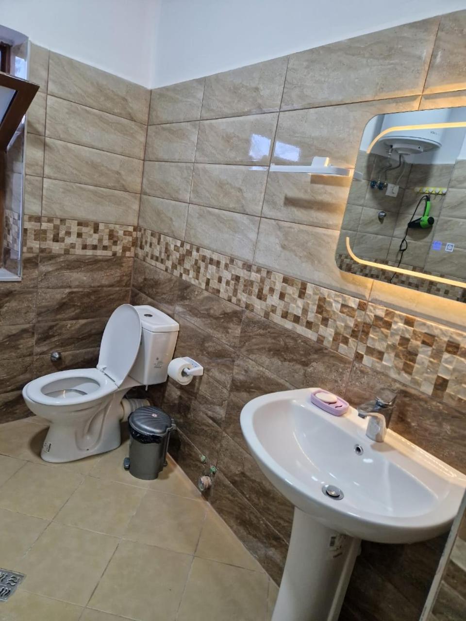 Bar-Restaurant-Hotel-Familja