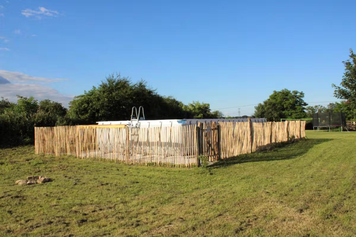 La Bergerie maison 2 chambres dans le village de Palleau, Les Blés Dorés maison 3 chambres et les Graines de Lin maison 3 chambres à Corgengoux avec piscine, verger, terrasses aménagées, parking voitures, terrain de pétanque, à vous de choisir votre gîte