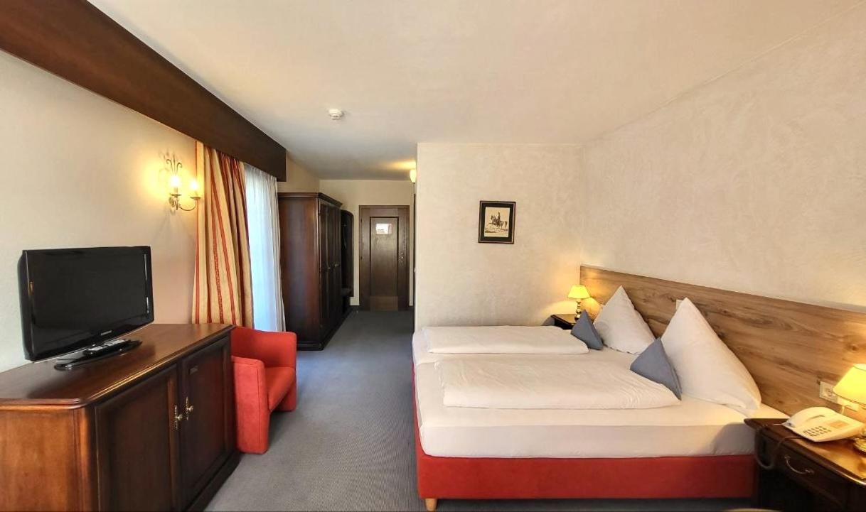 Deluxe Double or Twin Room with Mountain View