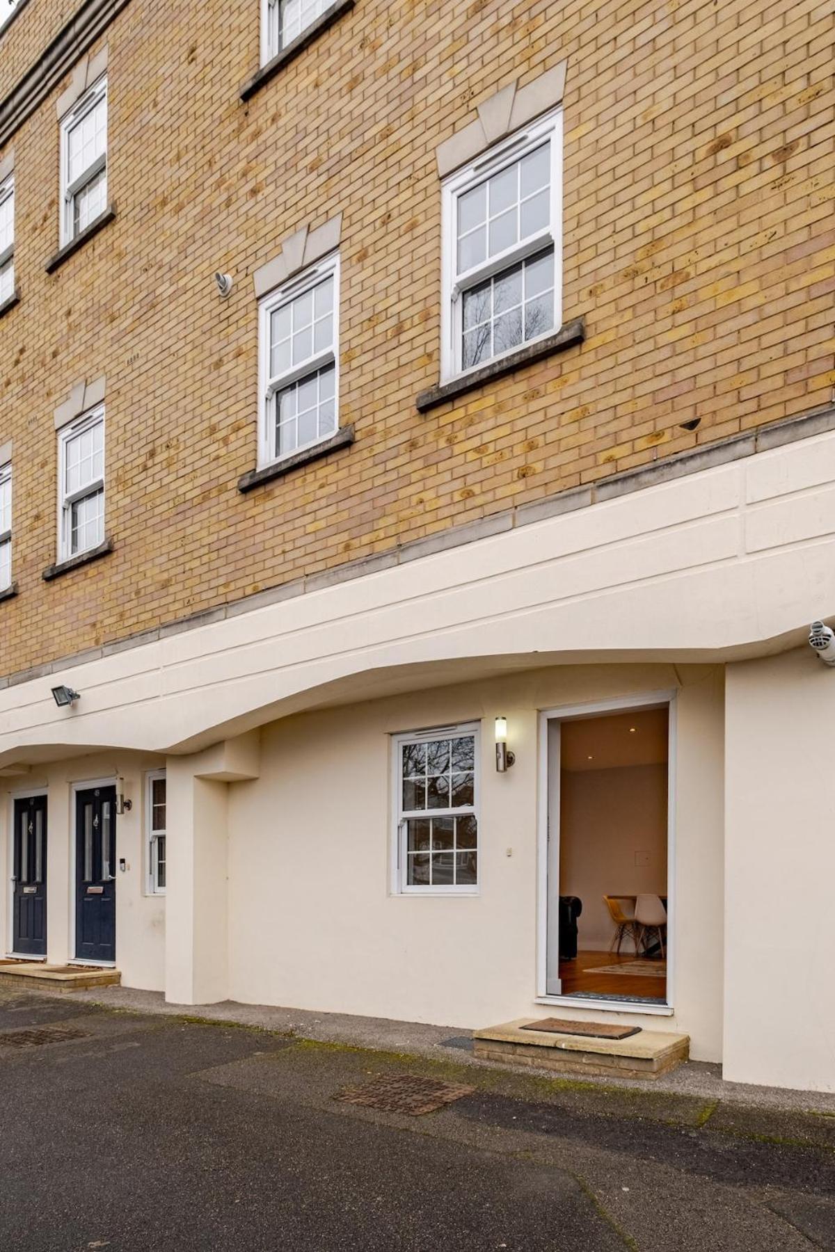 Lovely Central Brentwood Flat