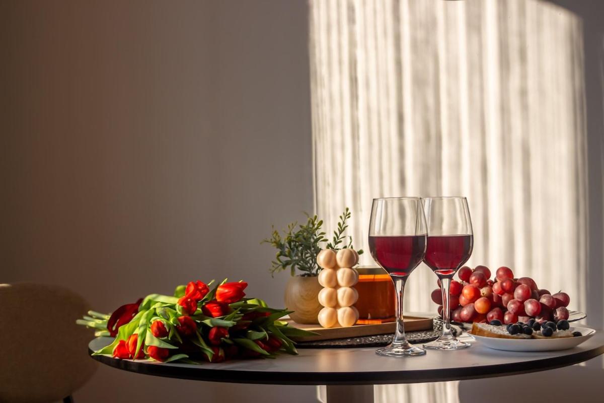 Sunlit Urban Nest - M&N Condos