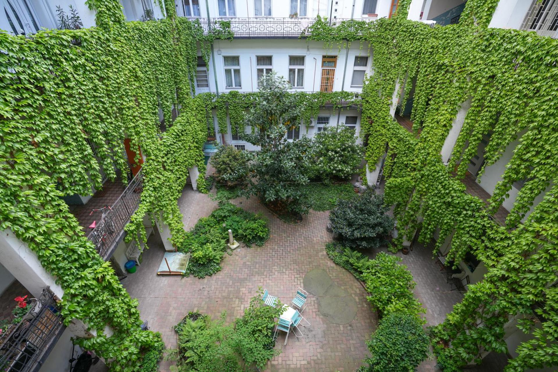 A Lovley newly decorated fully equipped apartment walking distance to the City Park where you will find the world famous Szechenyi thermal bath spa, Museums , and the Capital Circus , AC, smart TV, high speed internet