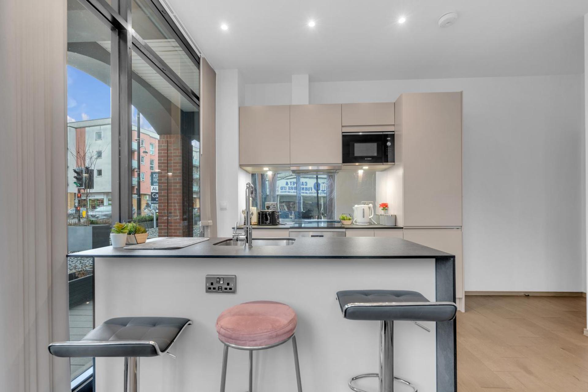 New Modern Apartment near Heathrow Airport