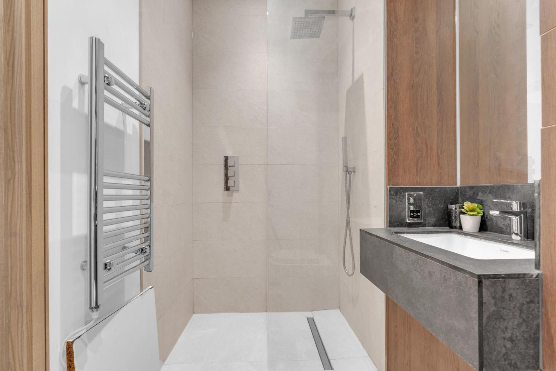 New Modern Apartment near Heathrow Airport