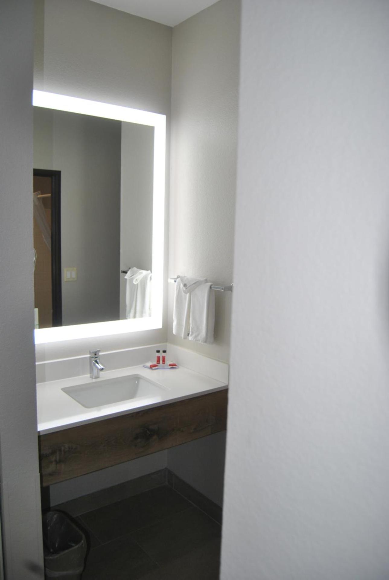 Deluxe King Room - Non-Smoking