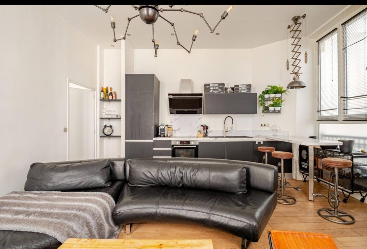 Chic Stay near Louvre & Eiffel Tour