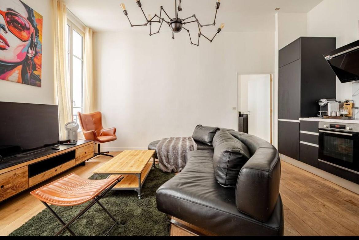 Chic Stay near Louvre & Eiffel Tour