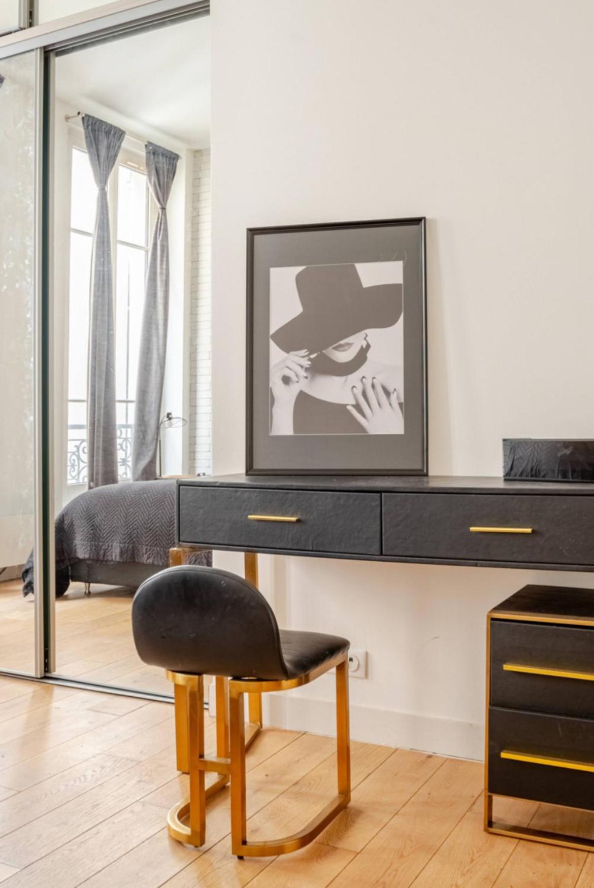 Chic Stay near Louvre & Eiffel Tour