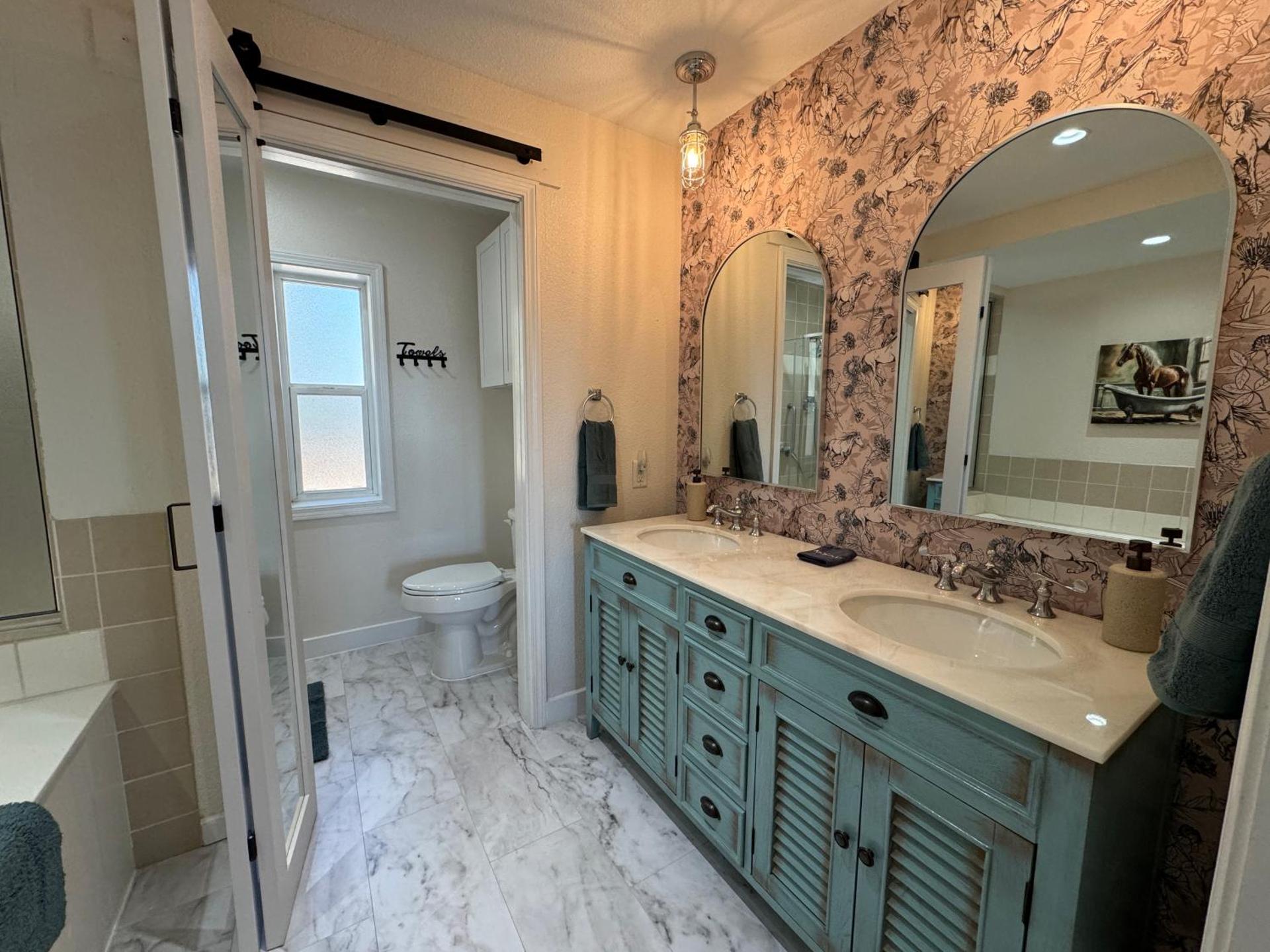 Red Rooster Family Cabin w/Hot Tub+Fire Pit+View