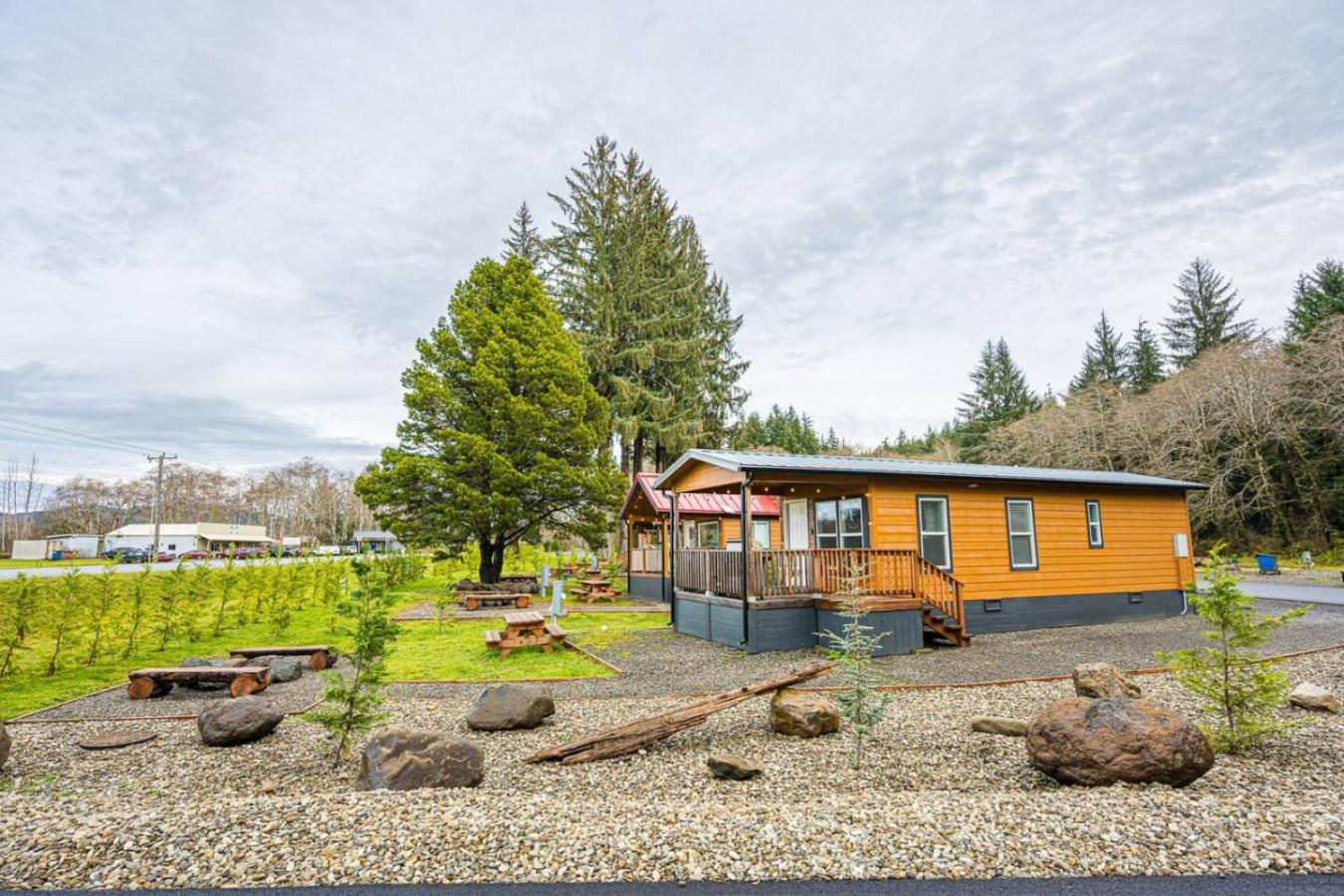 Rainforest Tiny Home Retreat Woodsy