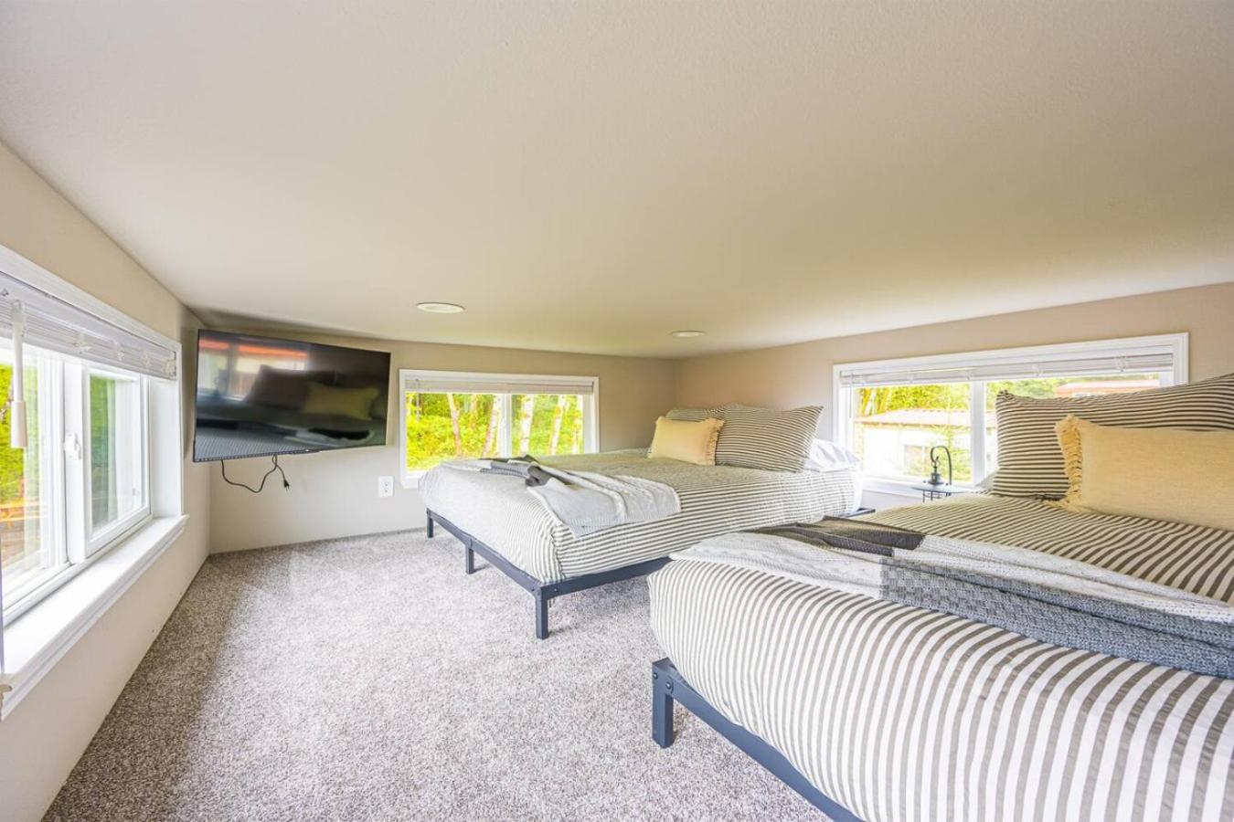 Rainforest Tiny Home Retreat Farmhouse 18