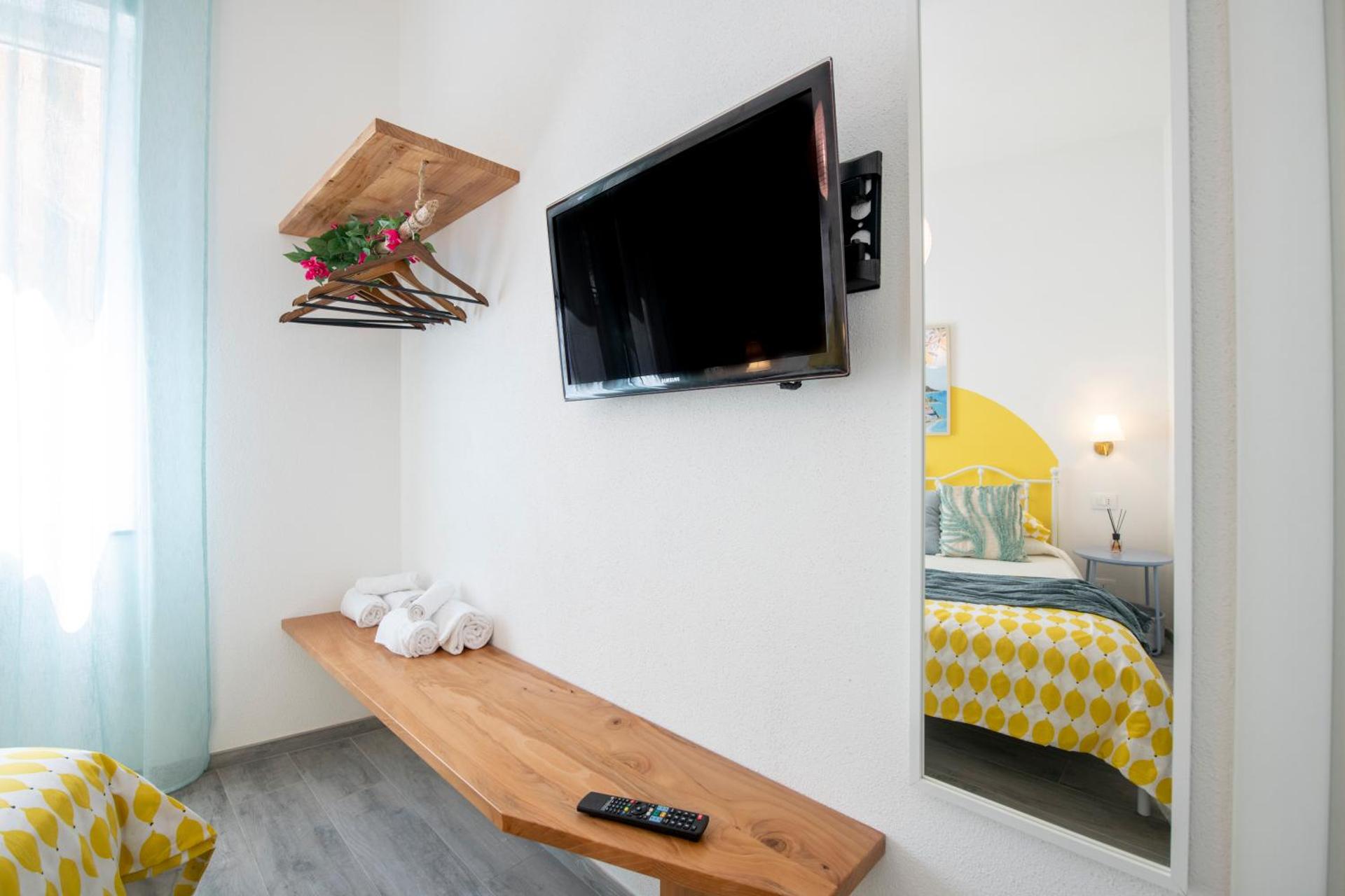 aMoneglia, 2 minutes walk to the beach, PVT PARK