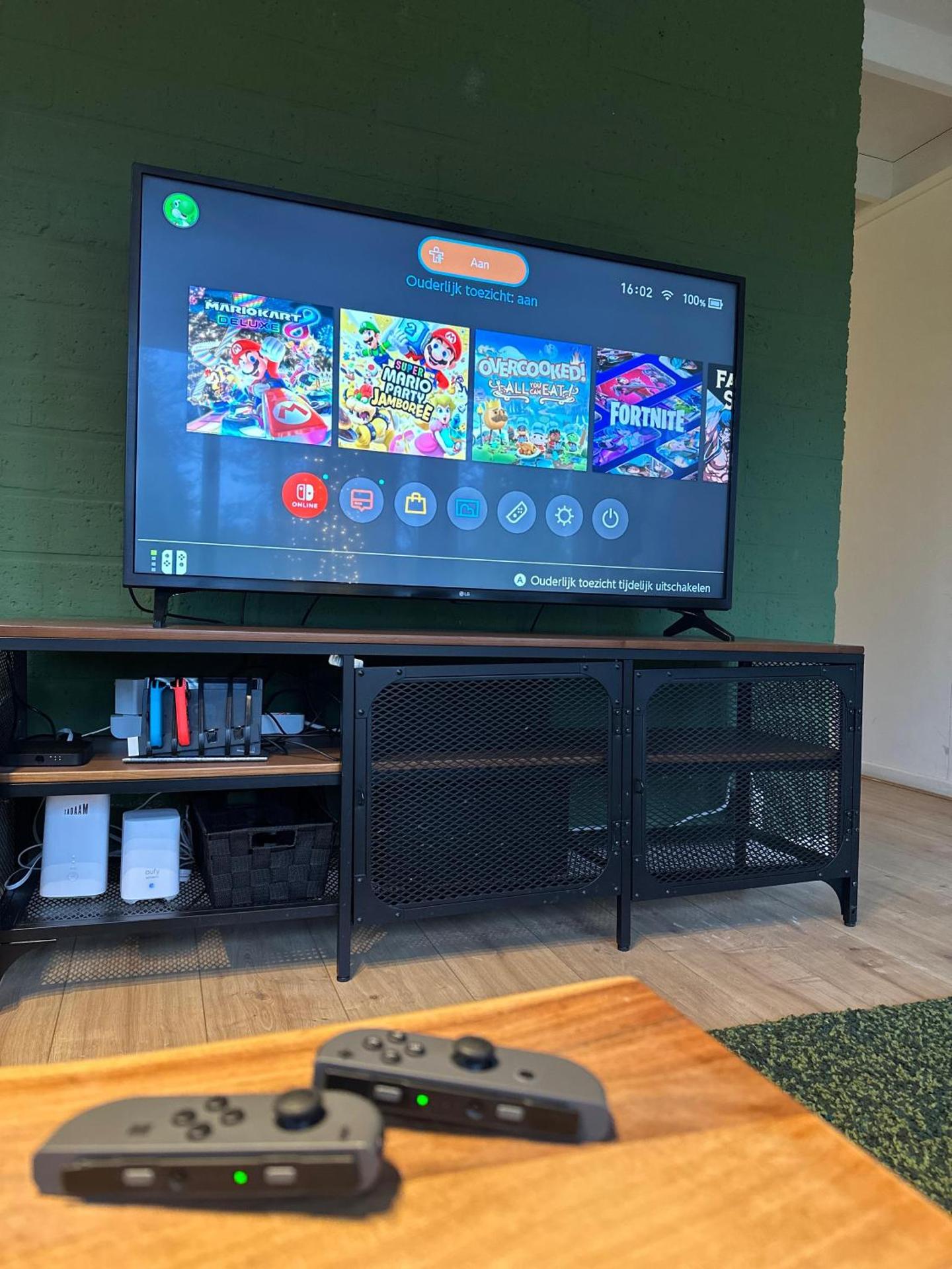 Communal lounge/ TV room