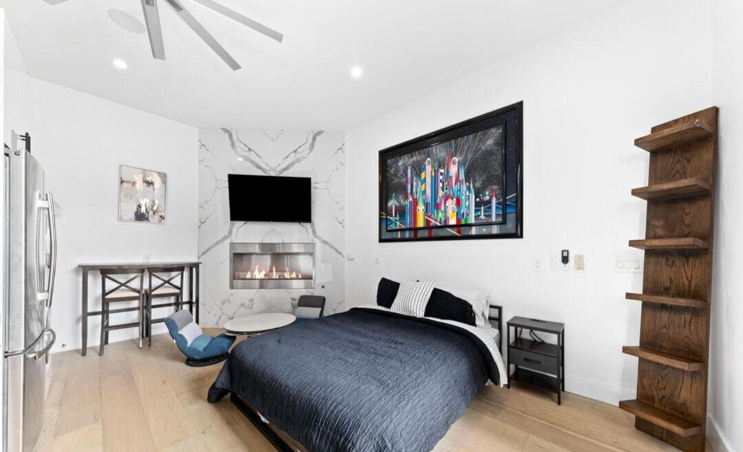 Modern Studio with full Kitchen In Beverly Grove