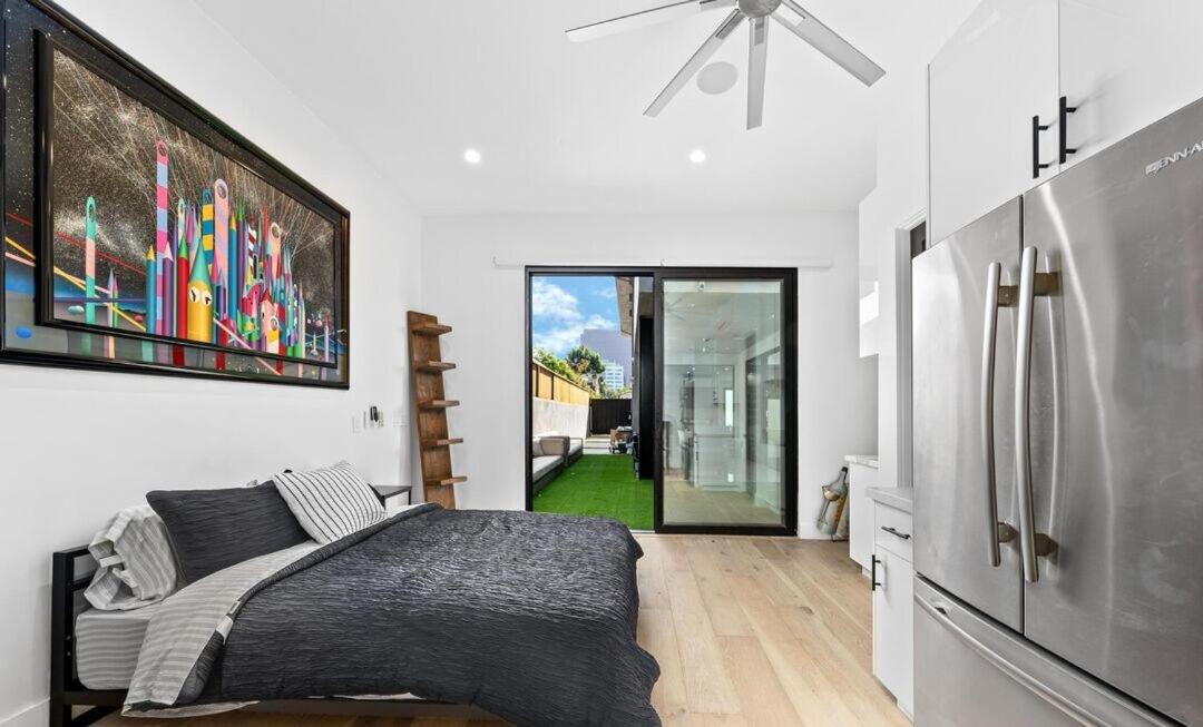 Modern Studio with full Kitchen In Beverly Grove