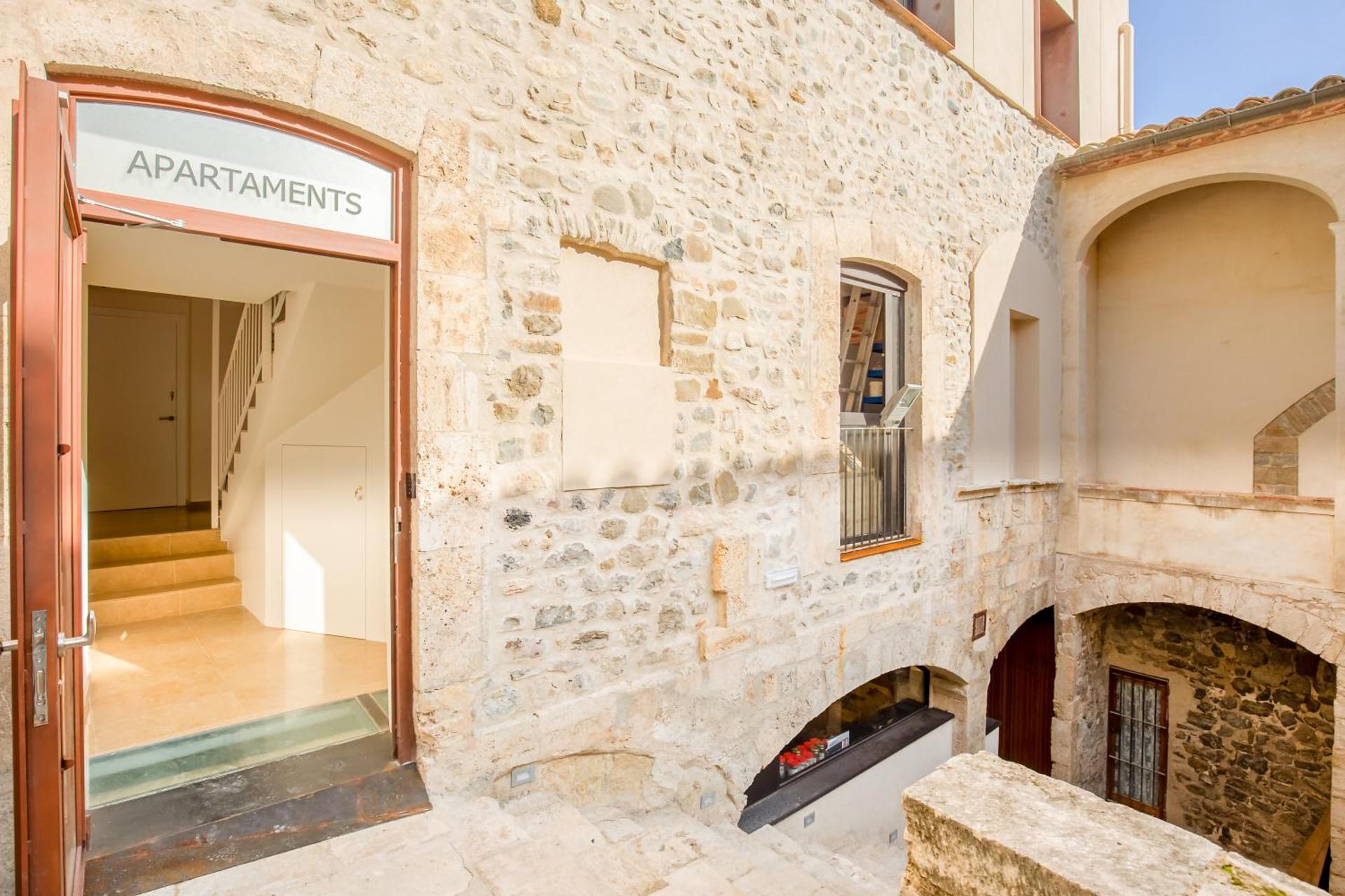 Can Cintet 2-2, Vive en el casco antiguo de Besalú