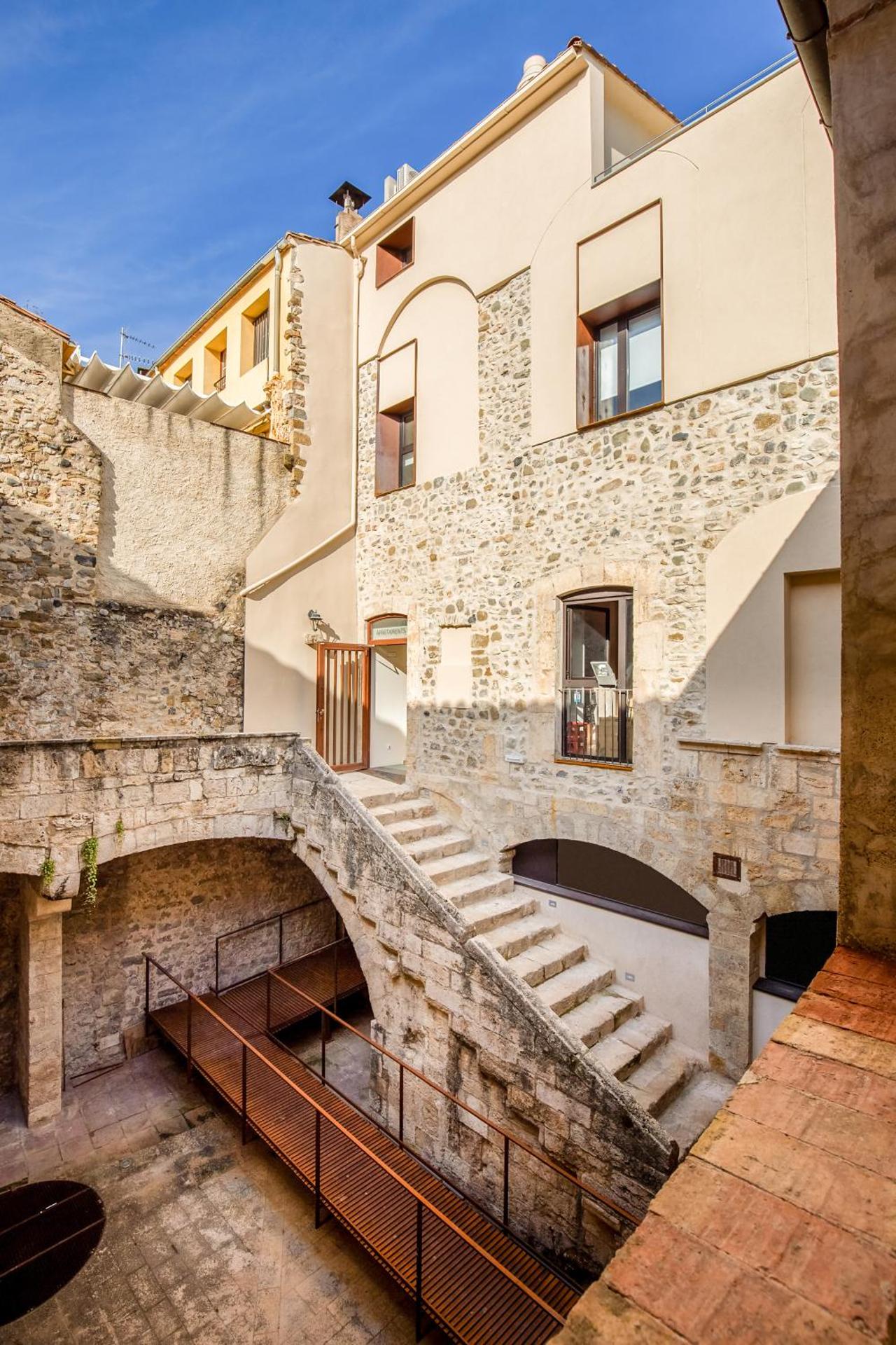 Can Cintet 2-2, Vive en el casco antiguo de Besalú