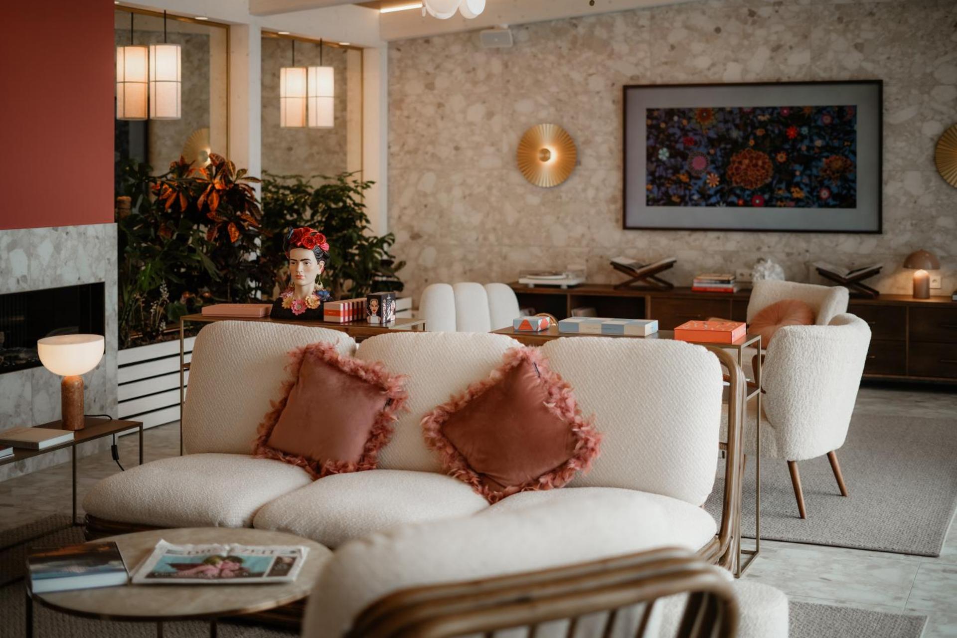 Communal lounge/ TV room