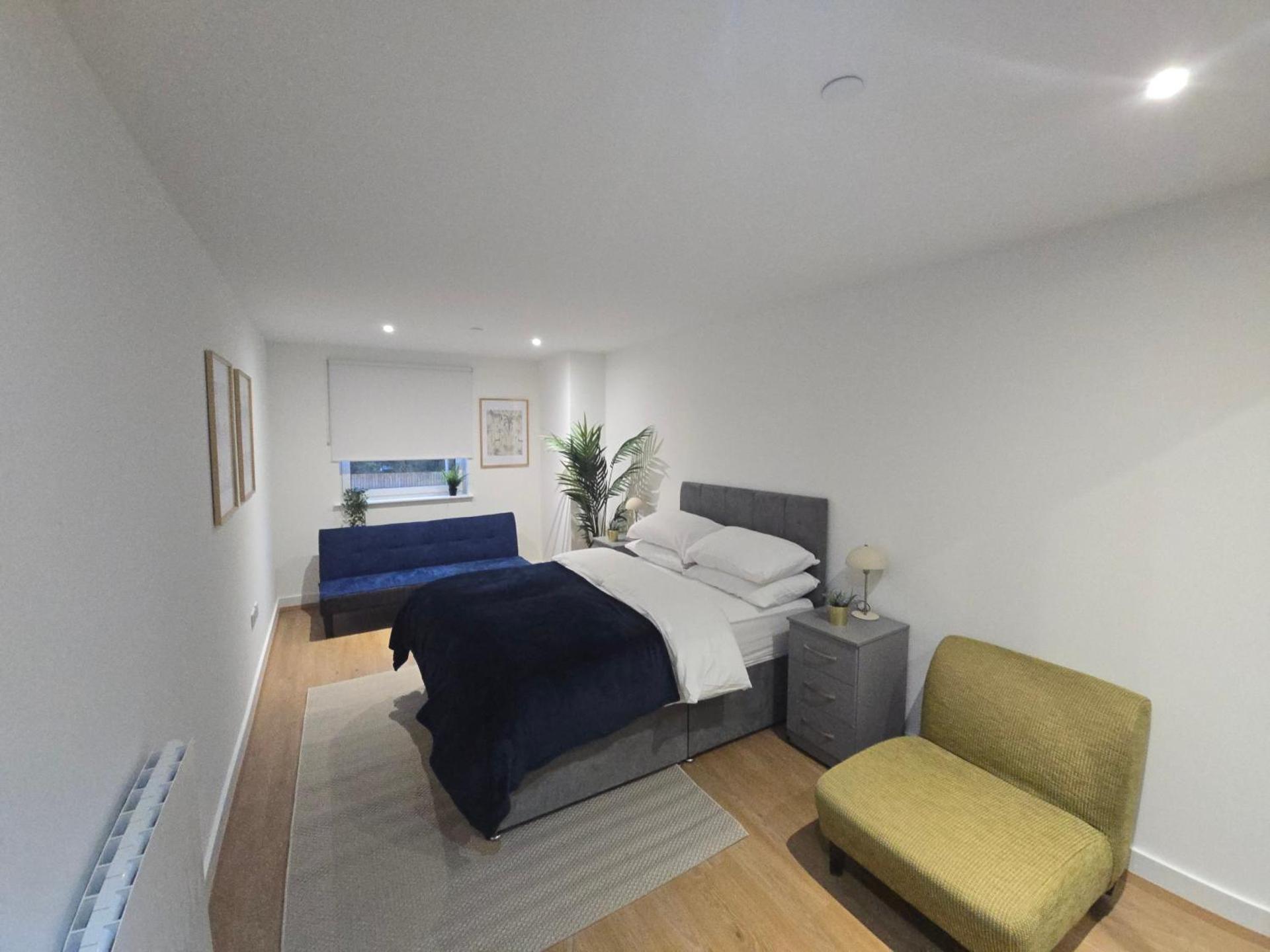 Snuggle Inn Serviced Apartments, Great choice for large groups, Contractors, Business Executives and Family Vacations in the stunning valley of Surrey Hills, secure Private Parking, Offering Easy Train Access to London, Gatwick airport, M25