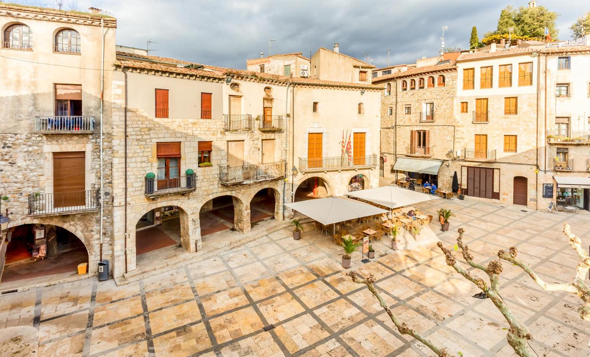 Can Cintet 2-2, Vive en el casco antiguo de Besalú