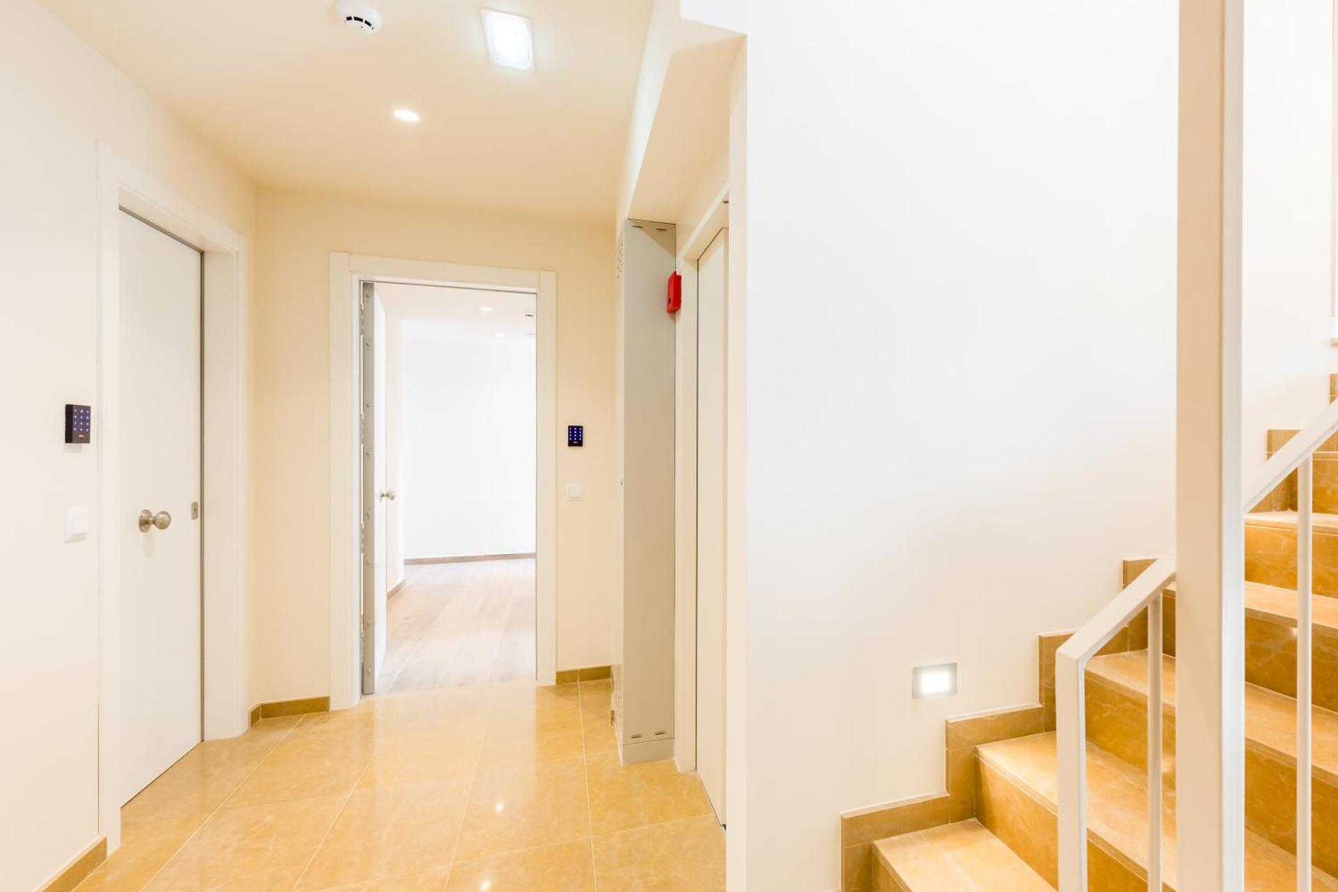 Can Cintet 2-2, Vive en el casco antiguo de Besalú