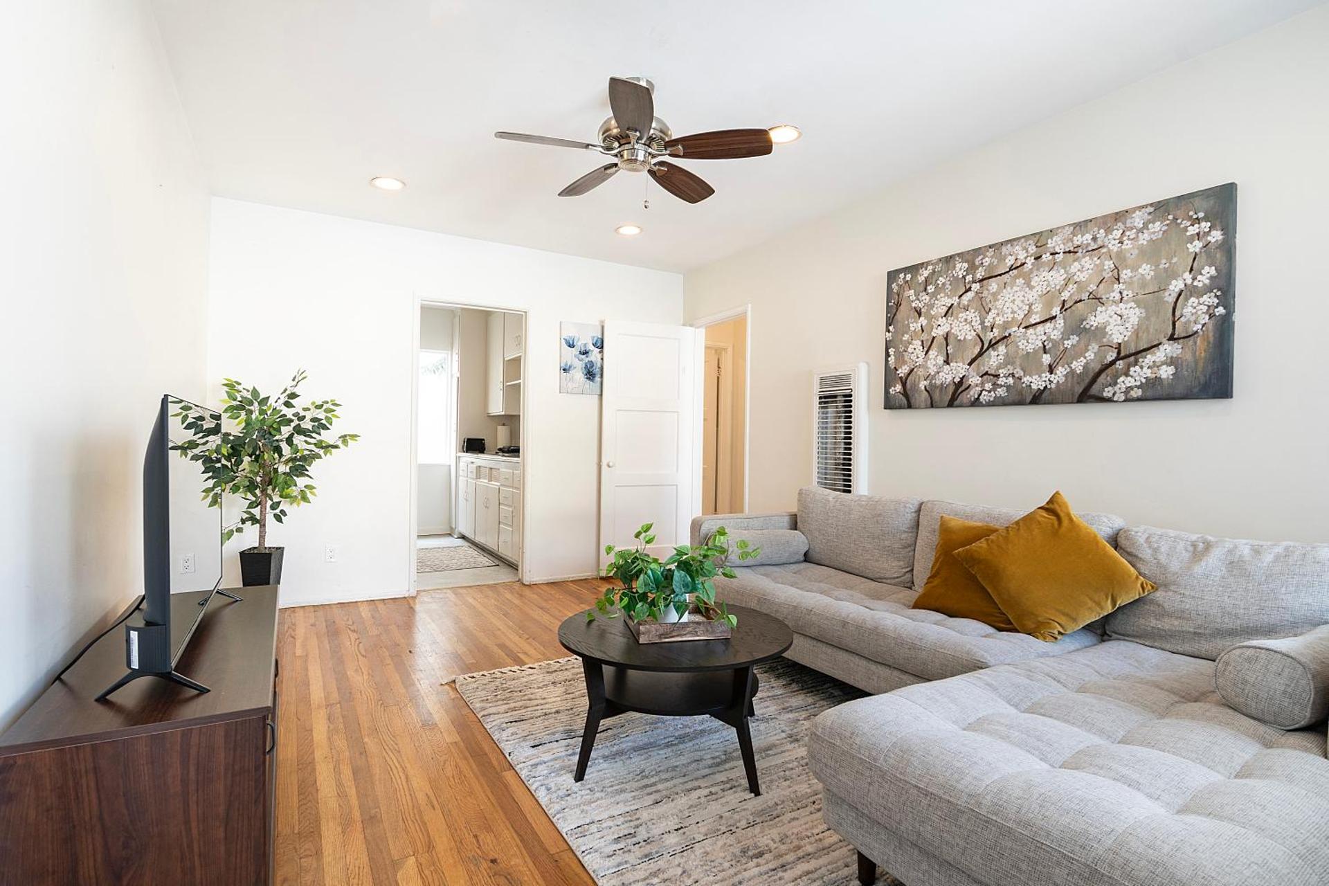 Second-Floor 1-BR Near Beverly Hills and Top Los Angeles Attractions