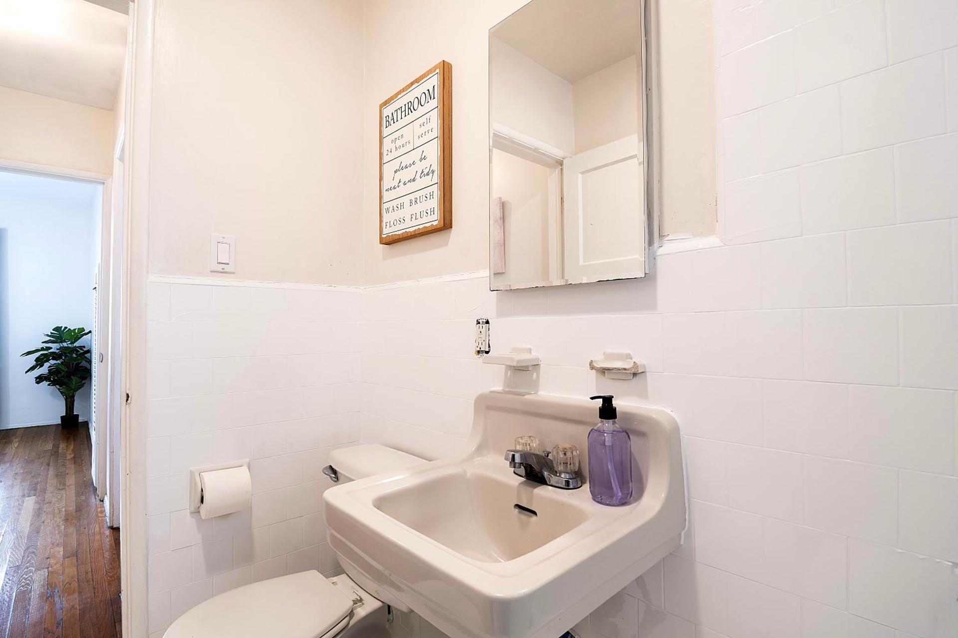 Second-Floor 1-BR Near Beverly Hills and Top Los Angeles Attractions