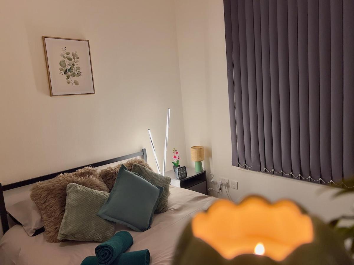 Stunning 2BR Apt - City Centre - Sleeps 6 - Parking - 5g WiFi