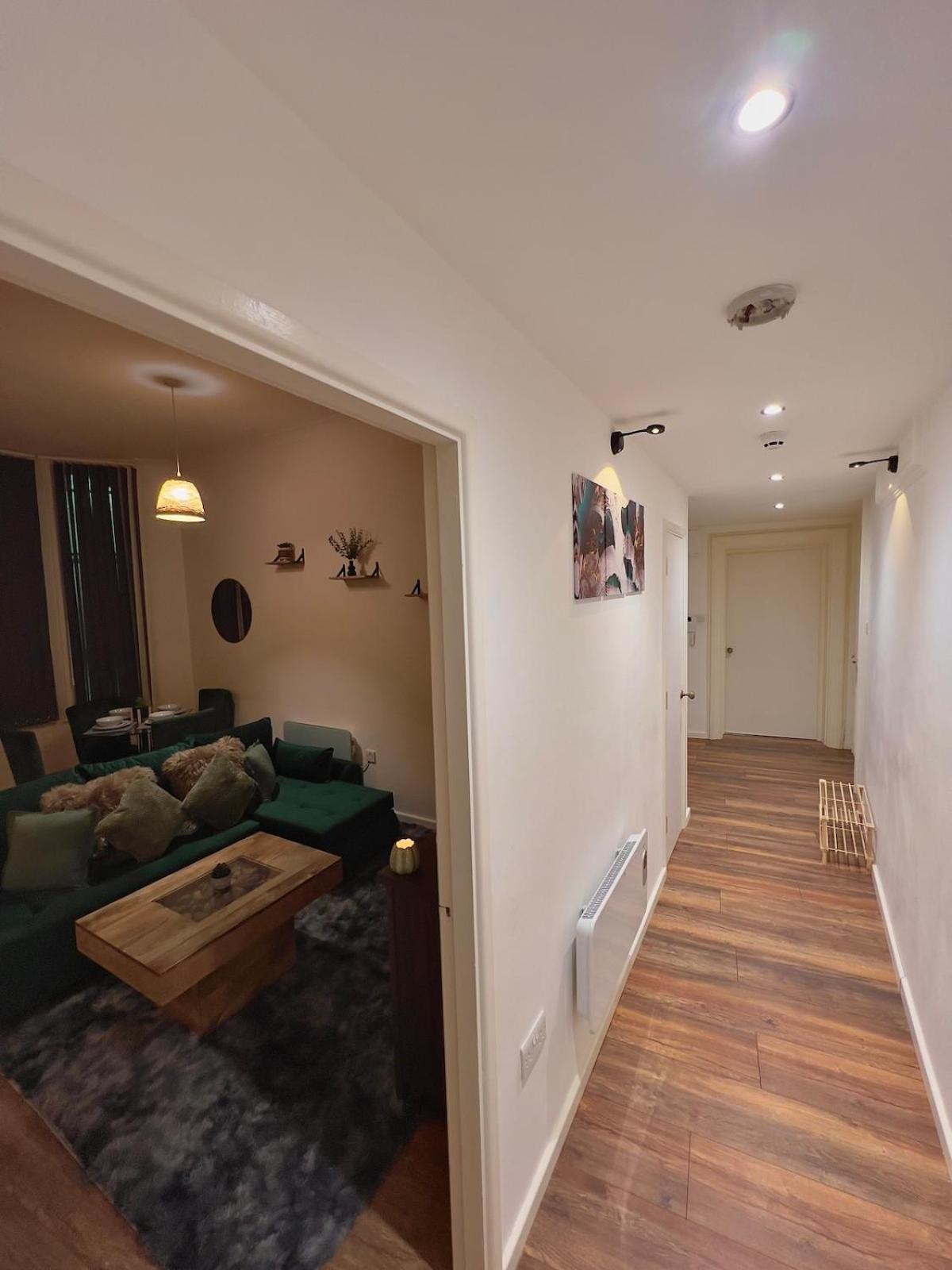 Stunning 2BR Apt - City Centre - Sleeps 6 - Parking - 5g WiFi