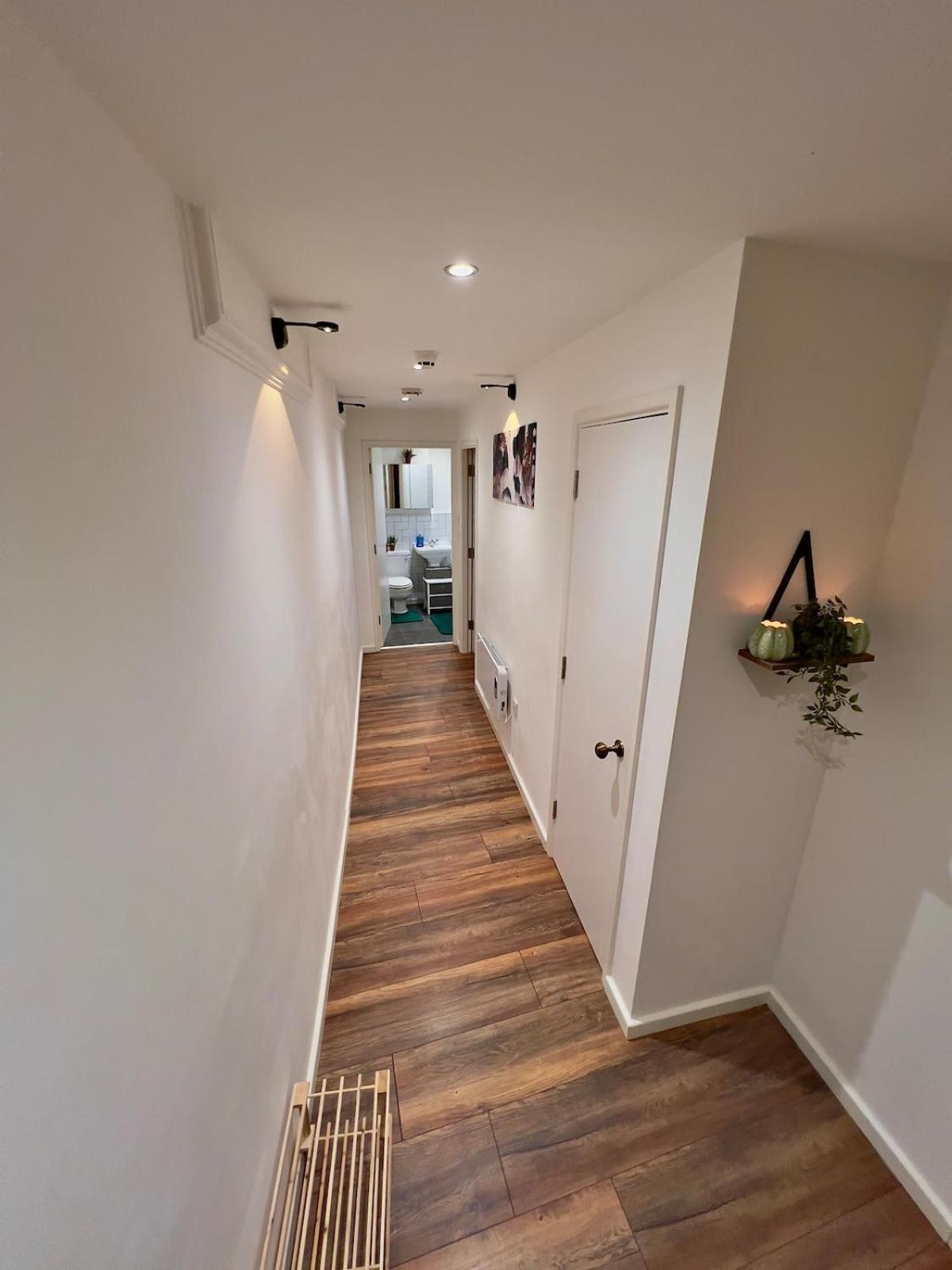 Stunning 2BR Apt - City Centre - Sleeps 6 - Parking - 5g WiFi