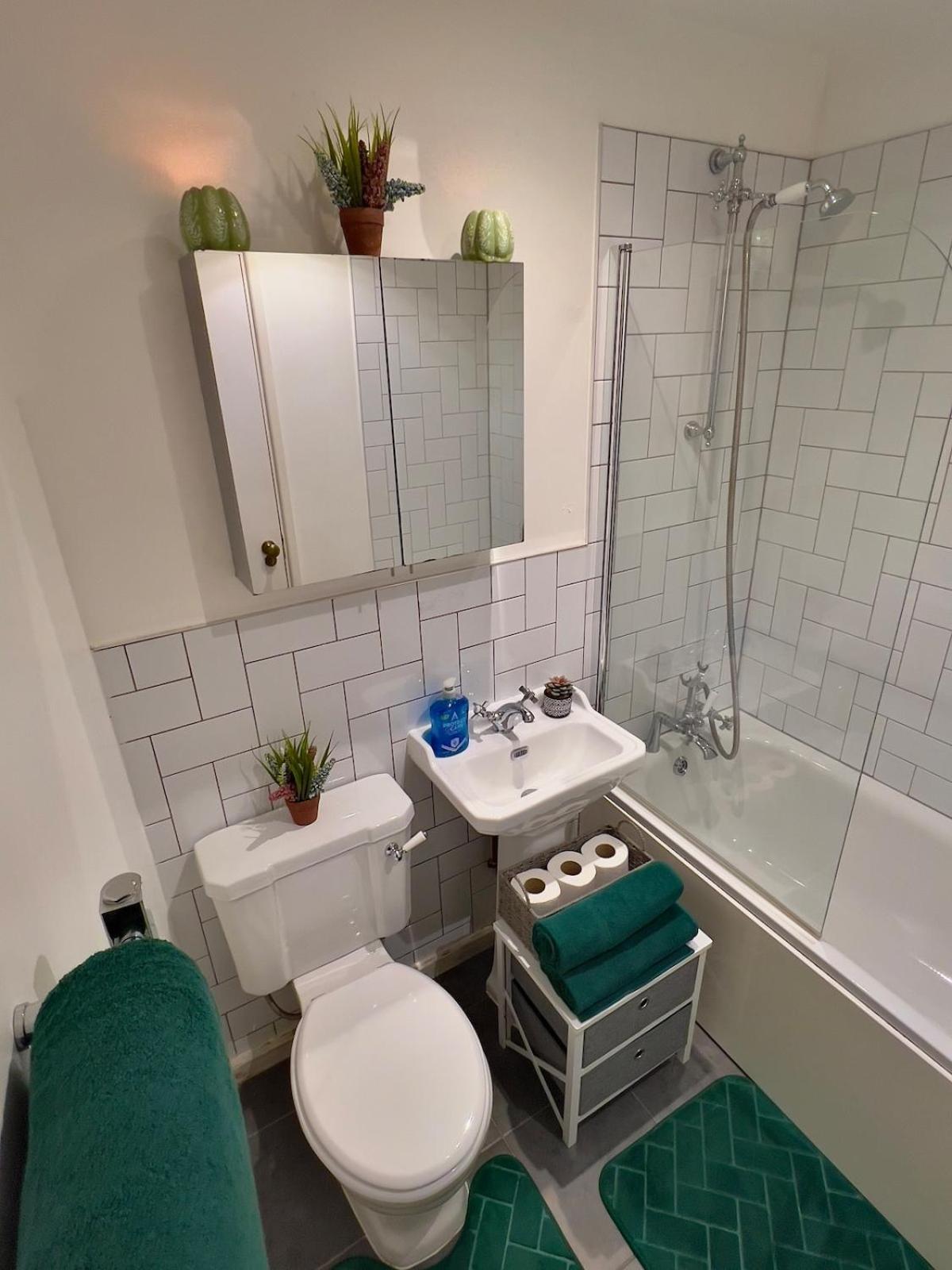 Stunning 2BR Apt - City Centre - Sleeps 6 - Parking - 5g WiFi