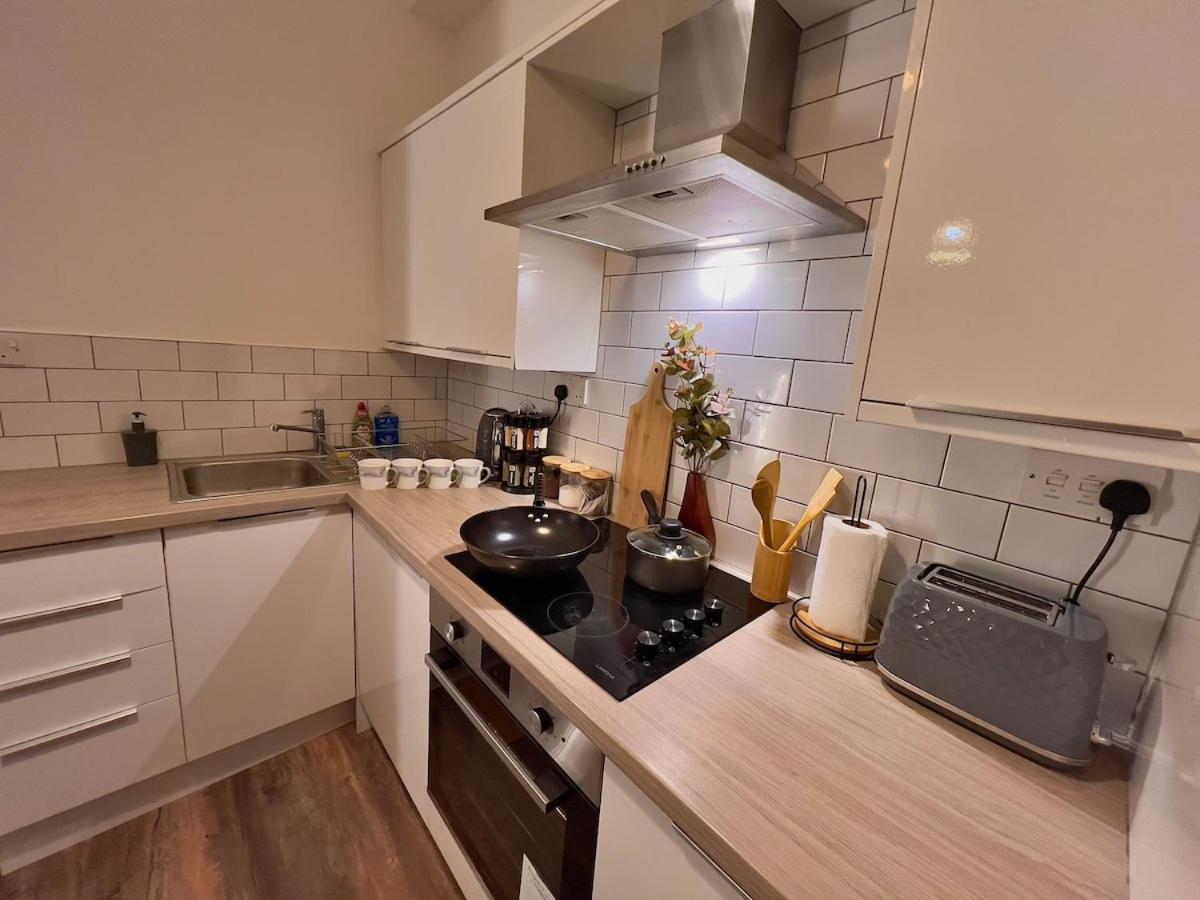 Stunning 2BR Apt - City Centre - Sleeps 6 - Parking - 5g WiFi