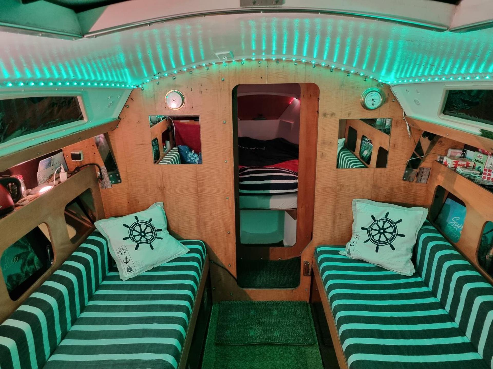 VOILIER AU SOLEIL LEVANT