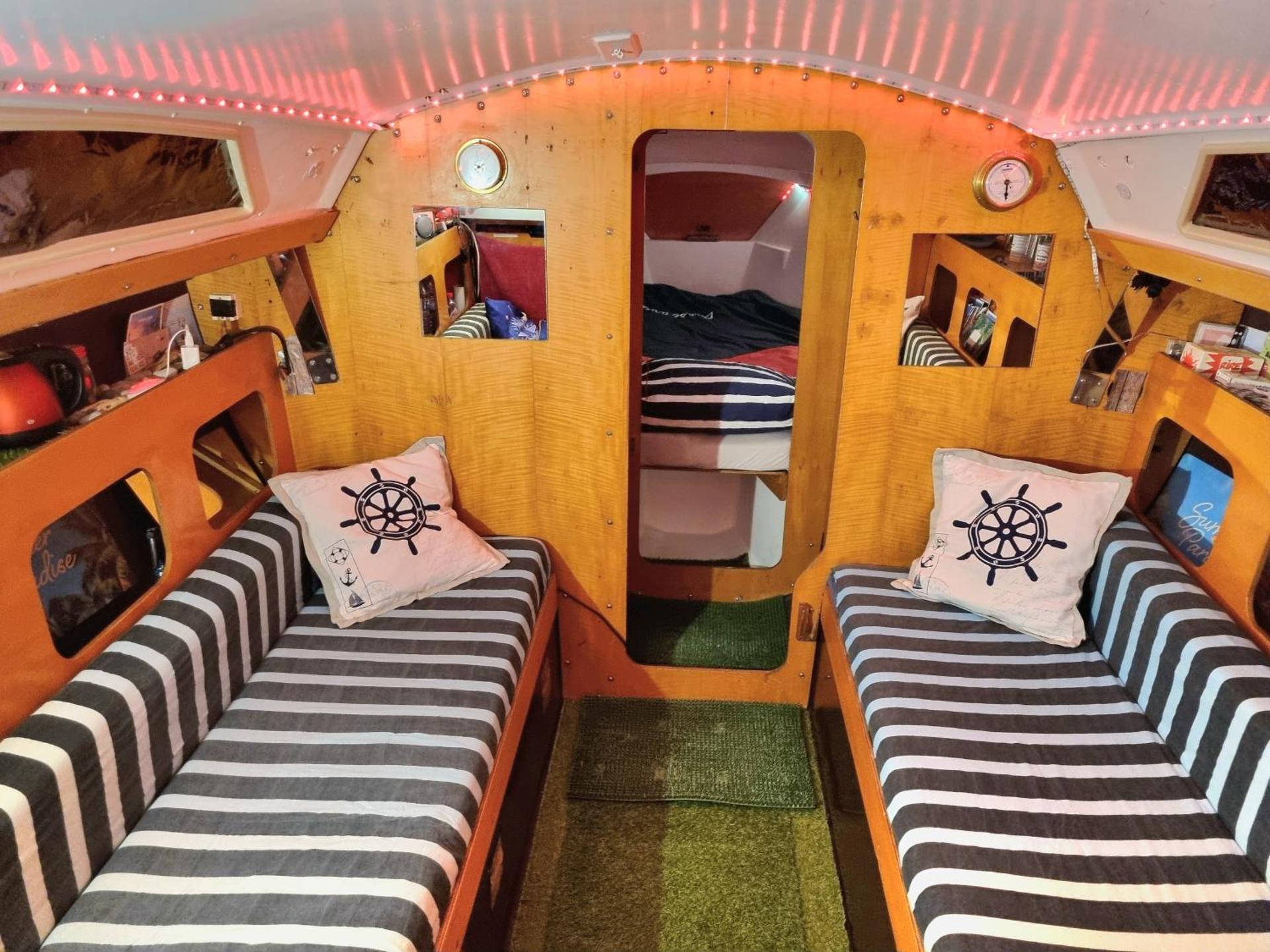 VOILIER AU SOLEIL LEVANT