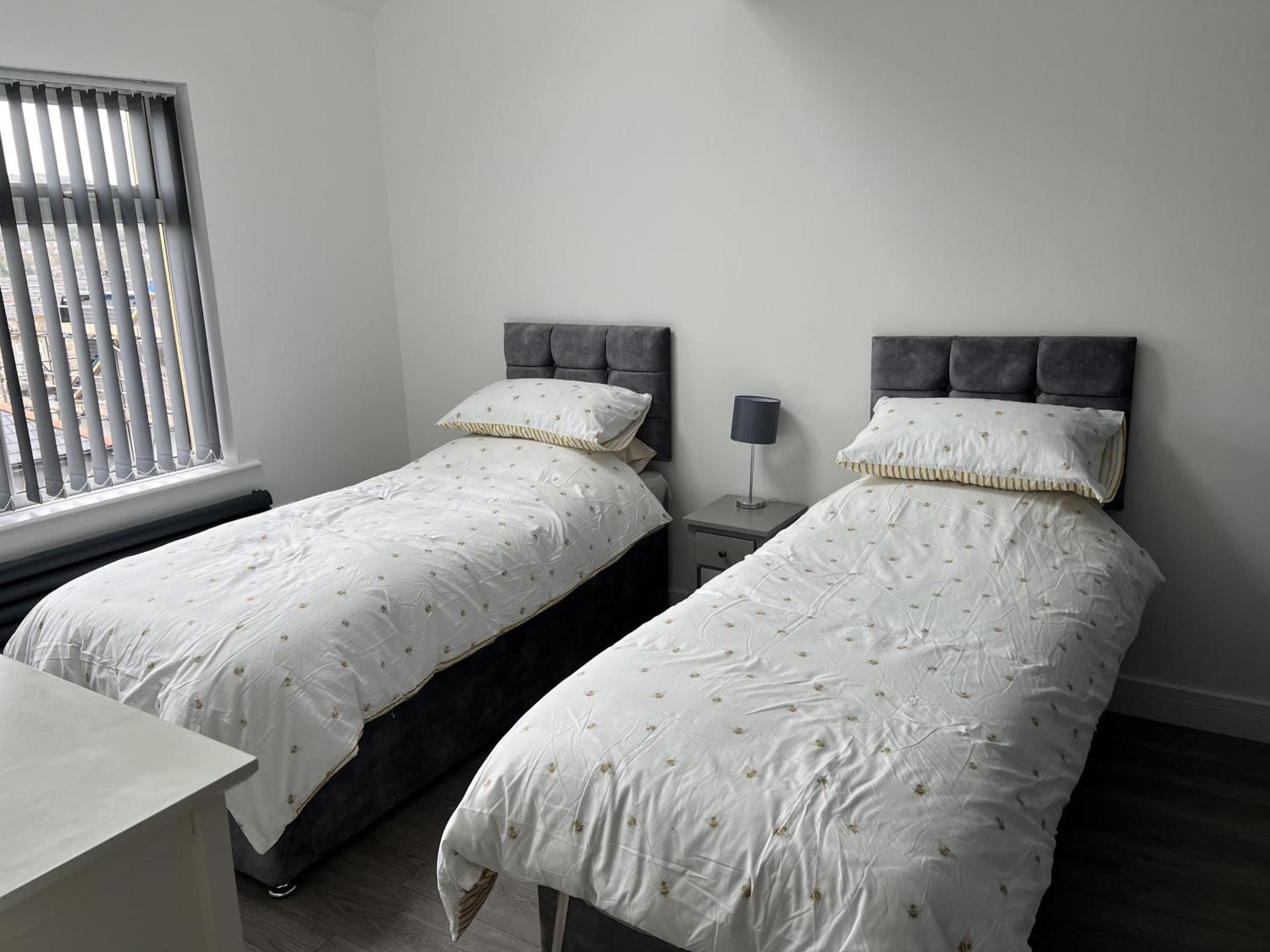 Whole house -Sleeps4-Parking-Garden-BikingHiking