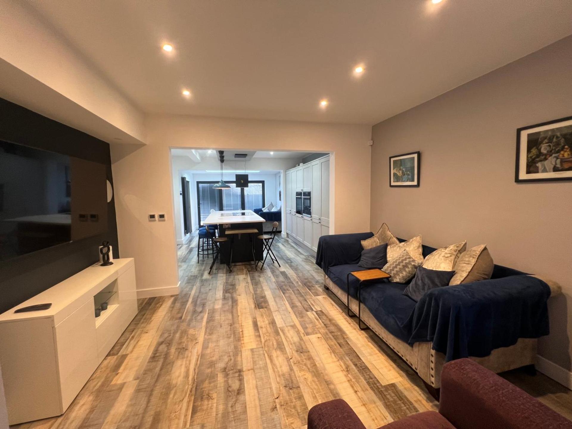 Whole house -Sleeps4-Parking-Garden-BikingHiking