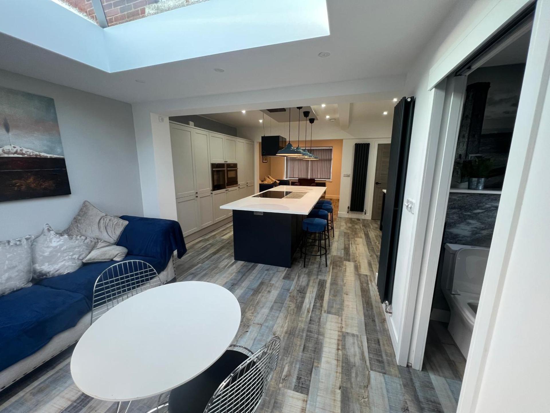 Whole house -Sleeps4-Parking-Garden-BikingHiking