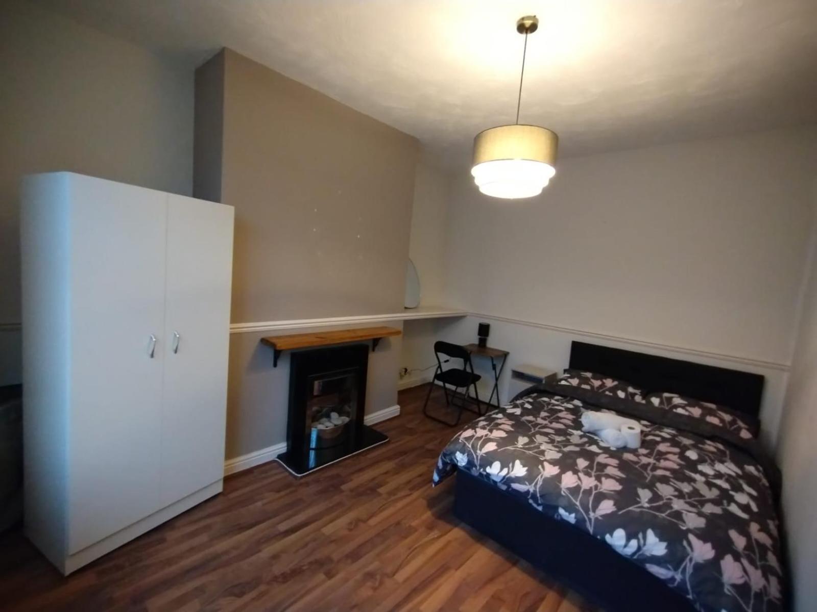 Double-Bed Manchester Close To Bolton City Centre C1