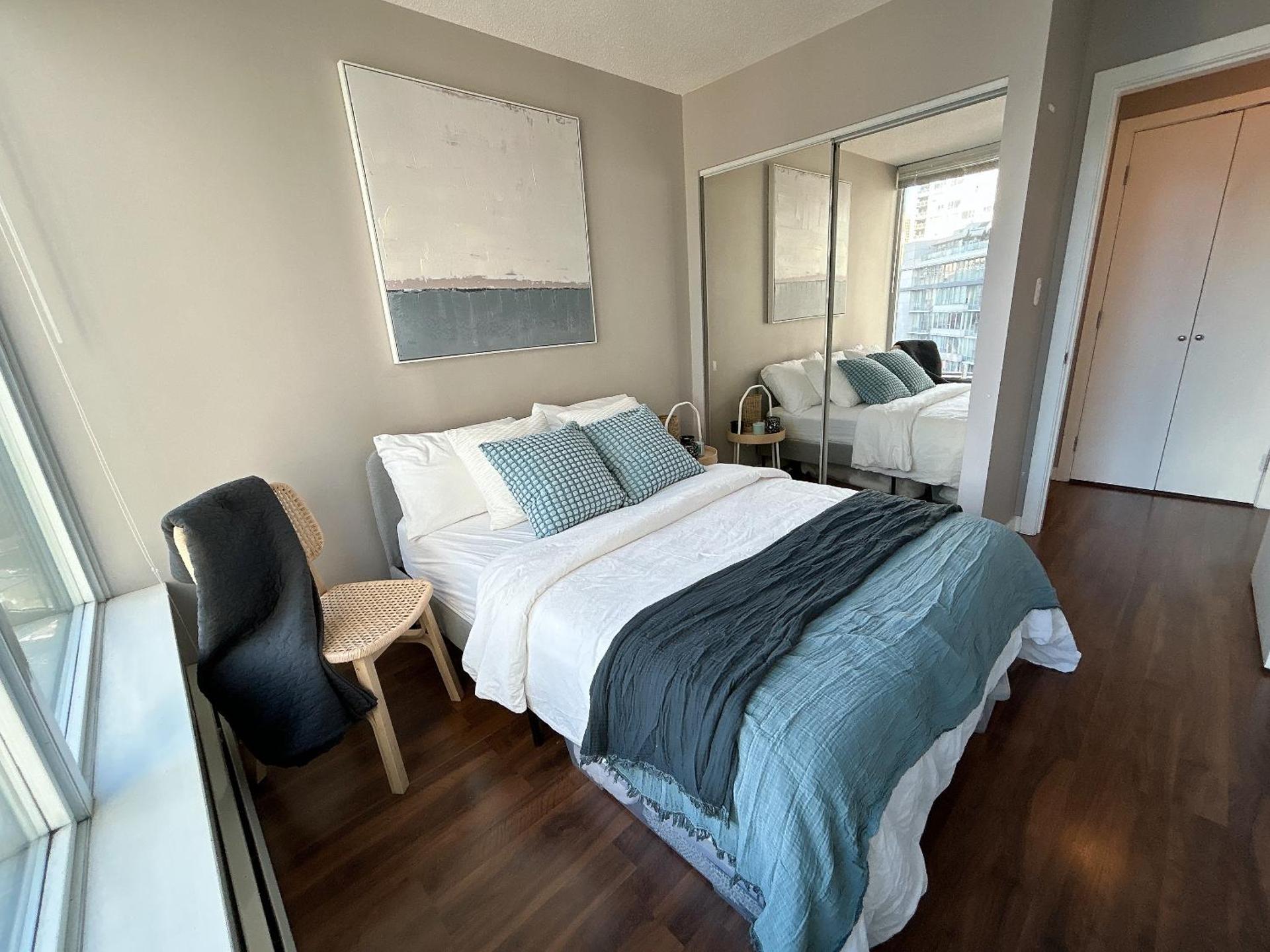Modern spacious Apt plus Solarium and Den in Downtown Vancouver with Parking and Pool