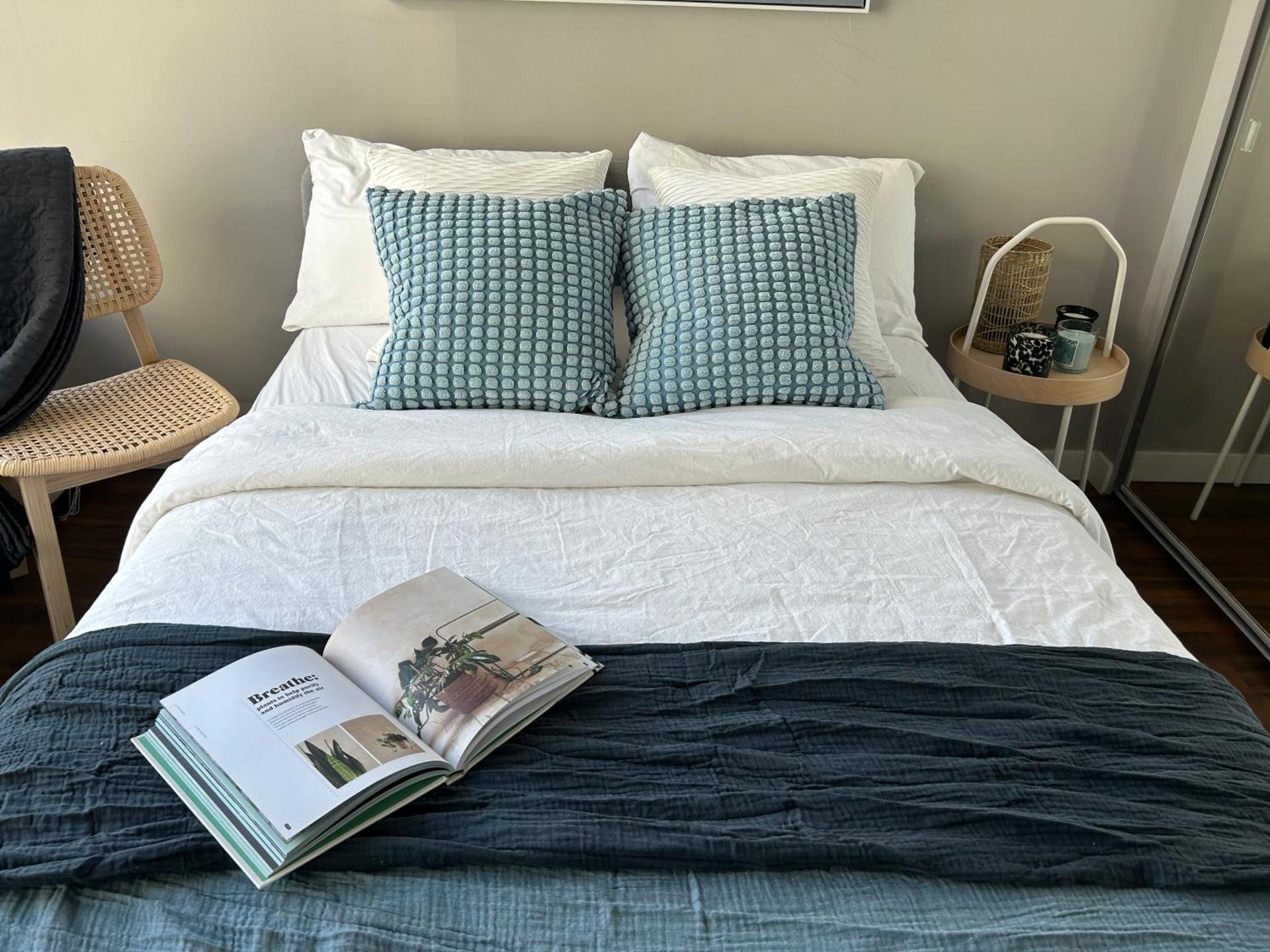 Modern spacious Apt plus Solarium and Den in Downtown Vancouver with Parking and Pool