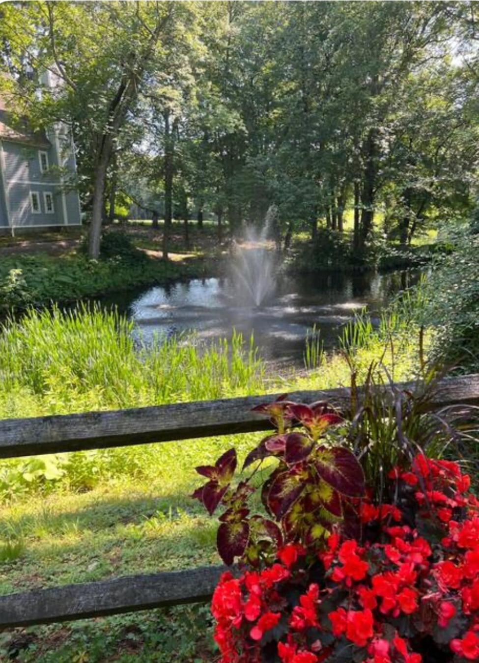 Newly Renovated Villa with King Bed and Amenities, 1 mile to Mohegan Sun