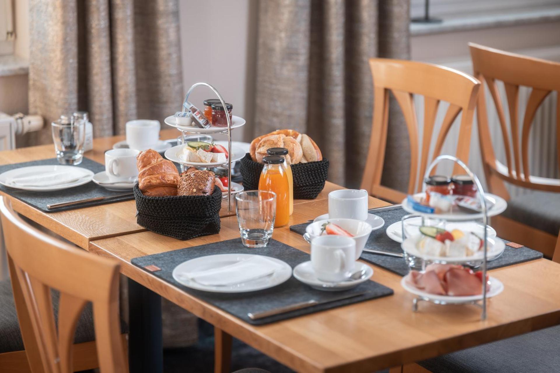 Roots Hotel Restaurant