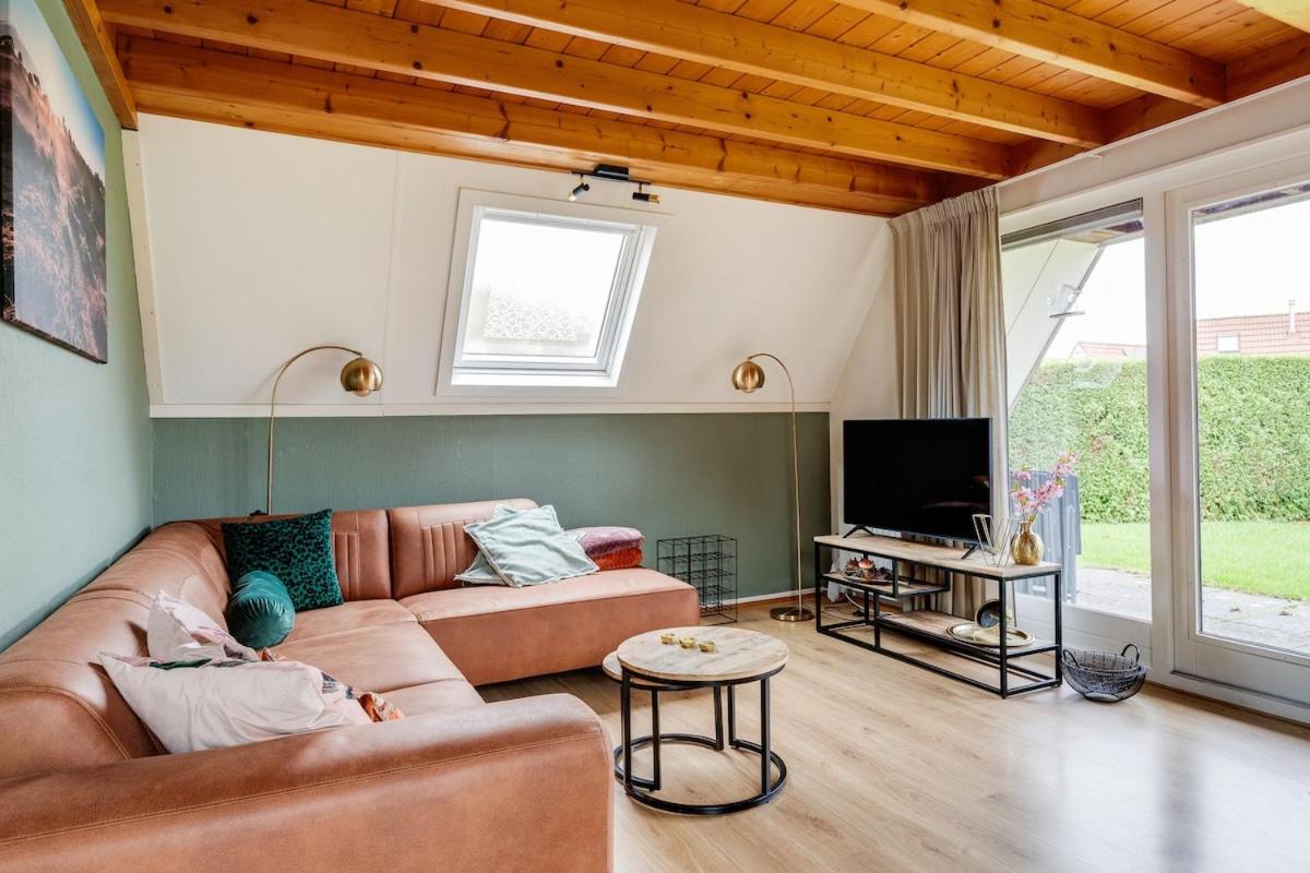 Gekraagde Roodstaart I Bungalow met Fijne Groene Tuin