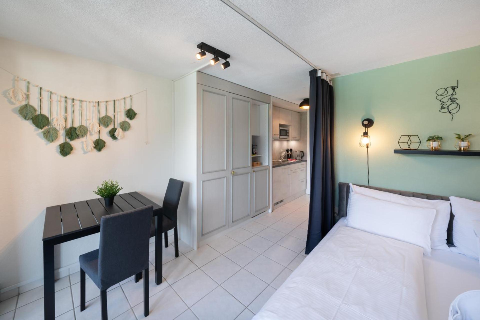 HID AG: Lakeview Studio mit Parkplatz und Balkon