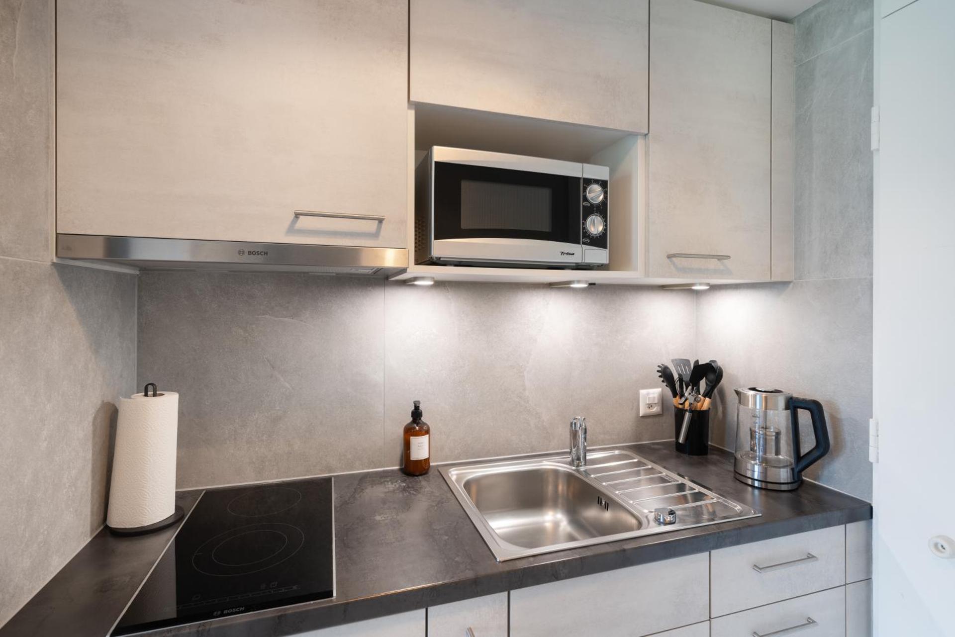 HID AG: Lakeview Studio mit Parkplatz und Balkon