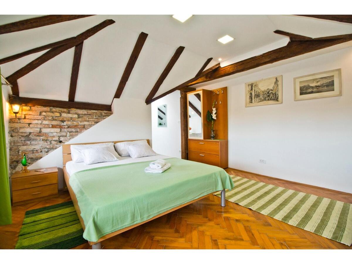 Romantic Green Loft
