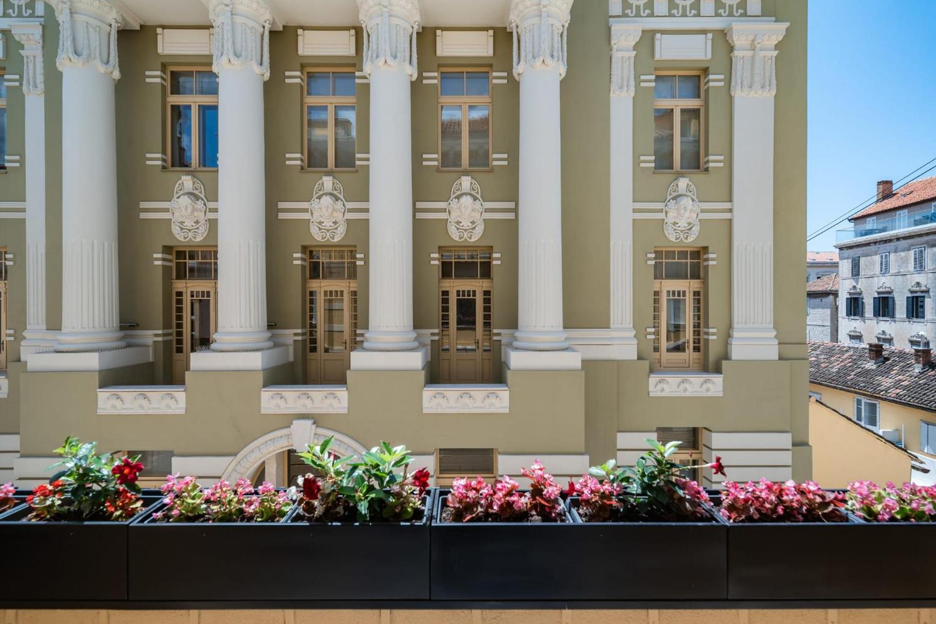 Monamel Luxury Suites