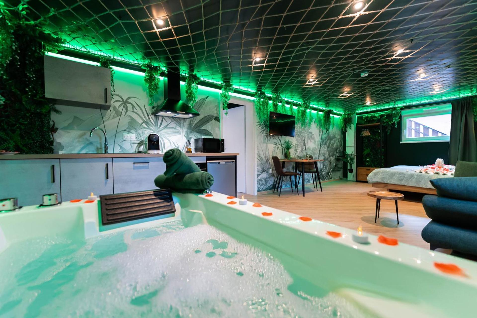 L'Oasis Tropicale, Jacuzzi, Love Room