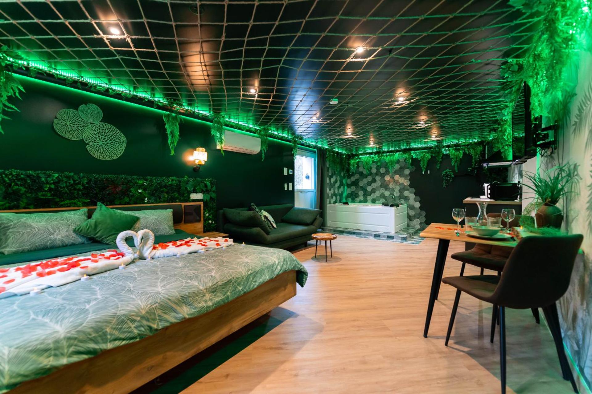 L'Oasis Tropicale, Jacuzzi, Love Room